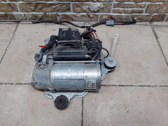 Компрессор пневмоподвески задний для BMW X5 Е70 2006-2013 на фотографиях