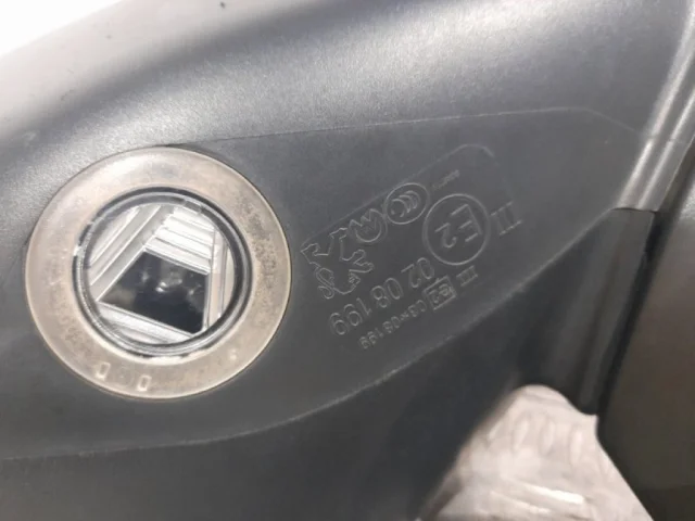 Стекла и зеркала для Peugeot 3008 T8 2009-2017 на фотографиях