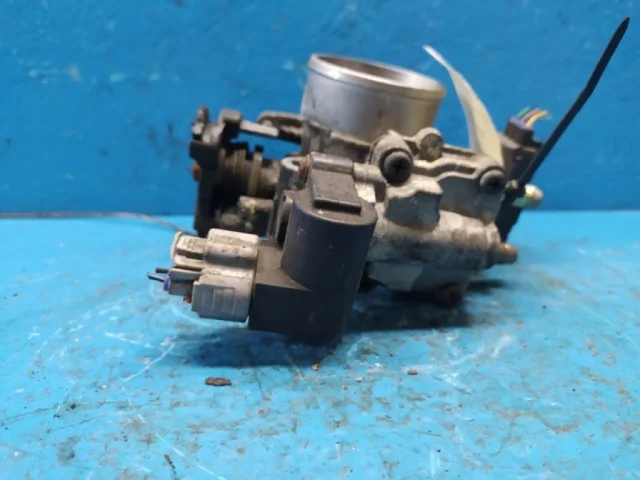 Дроссельная заслонка для Toyota Corolla E120/E130 Седан 2000-2007 на фотографиях