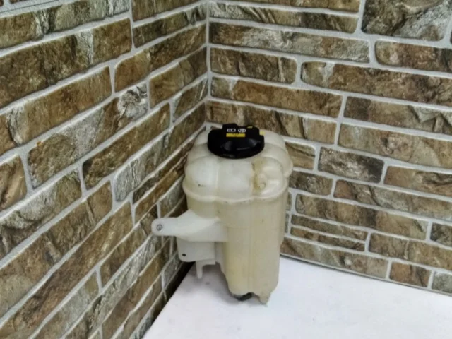 Расширительный бачок радиатора для BMW X5 Е70 2006-2013 на фотографиях