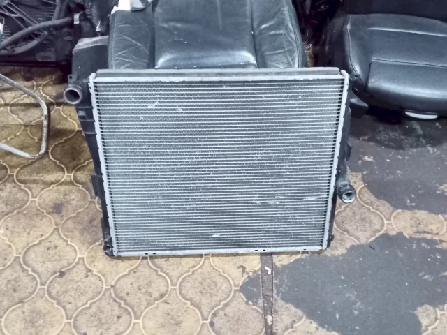 Радиатор охлаждения ДВС для BMW X3 Е83 2003-2010 на фотографиях