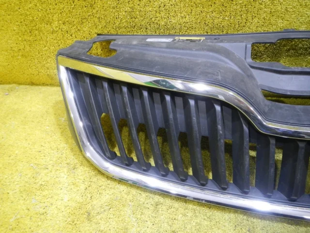 Решетка переднего бампера для Skoda Rapid I NH3 2012-2017 на фотографиях