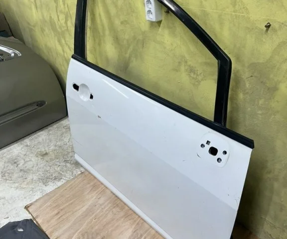 Двери для Nissan Tiida SC11 Седан 2007-2014 на фотографиях