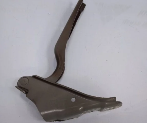 Петля капота левая для Skoda Rapid II 2020+ на фотографиях