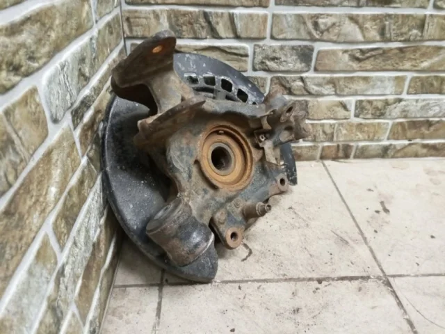 Кулак задний левый для Audi Q7 4L 2005-2015 на фотографиях