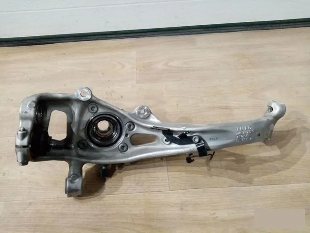 Кулак поворотный левый для Audi Q7 4M 2015+ на фотографиях