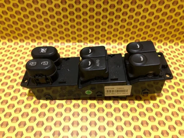 Блок управления стеклоподъемниками для Hyundai Solaris 1 рестайлинг 2014-2017 на фотографиях