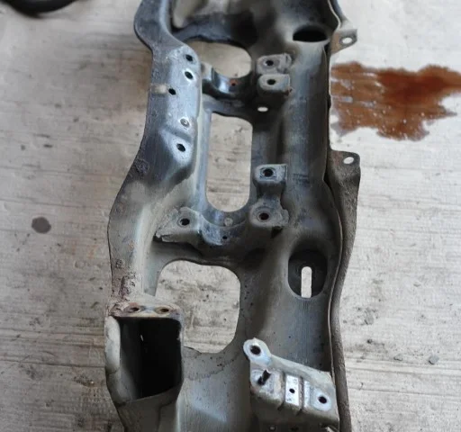 Подрамник двигателя для Subaru Impreza GE,GV/G12/G22 2007-2012 Хэтчбек  на фотографиях