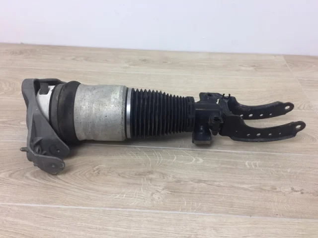 Пневмостойка передняя правая для Audi Q7 4L 2005-2015 на фотографиях