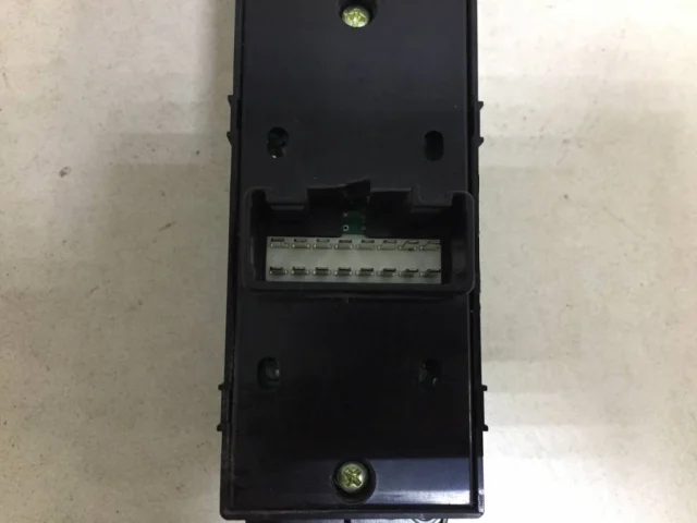 Блок управления стеклоподъемниками для Hyundai Solaris 1 рестайлинг 2014-2017 на фотографиях