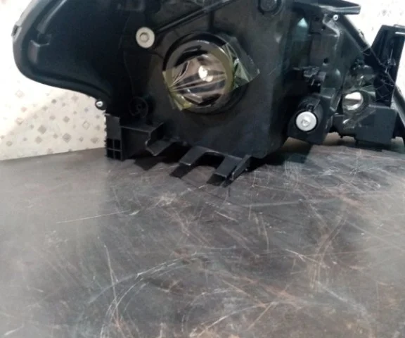 Фары для Nissan Tiida C11 Хэтчбек 2007-2014 на фотографиях