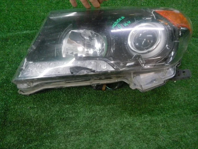 Фара левая для Toyota Land Cruiser 200 2007-2015 на фотографиях