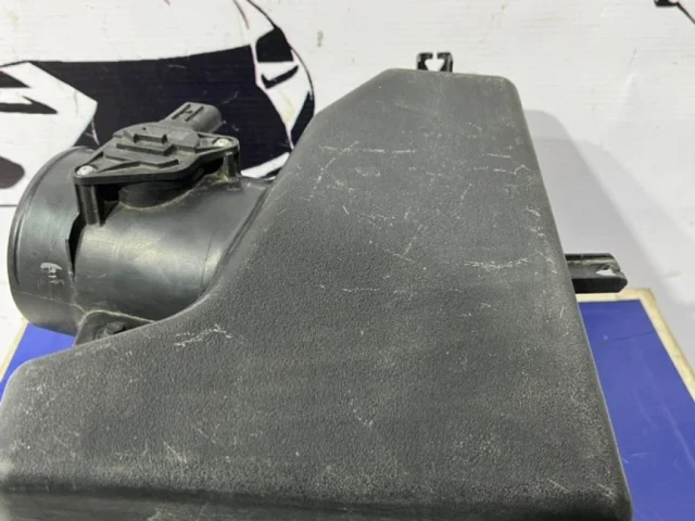 Корпус воздушного фильтра для Toyota RAV4 XA40 rest 2015-2019 на фотографиях