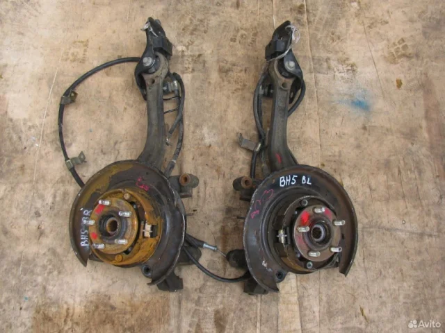 Кулак поворотный левый для Subaru Legacy Универсал BH/B12 1998-2003 на фотографиях