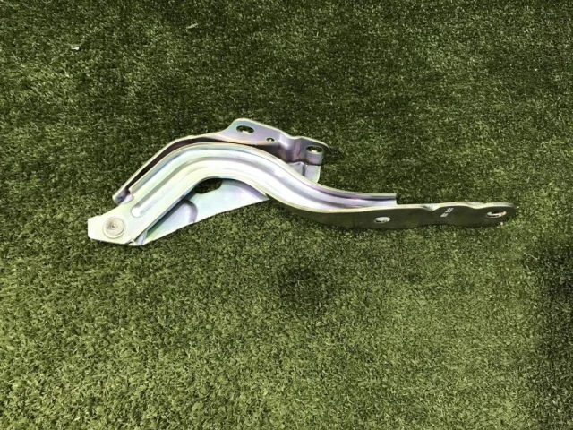 Петля капота правая для Hyundai Solaris 1 рестайлинг 2014-2017 на фотографиях