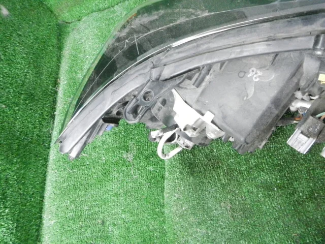 Фара левая для Toyota Land Cruiser 200 2007-2015 на фотографиях