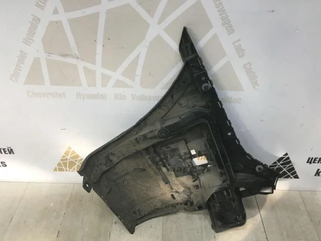 Кронштейн заднего бампера правый для BMW 7er G11/G12 2015-2021 на фотографиях