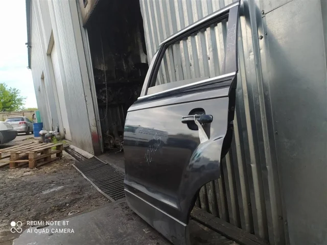 Уплотнитель передней правой двери для Audi Q7 4L 2005-2015 на фотографиях