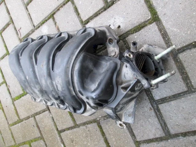 Впускной коллектор для Toyota Corolla E120/E130 Хэтчбек 2001-2007 на фотографиях