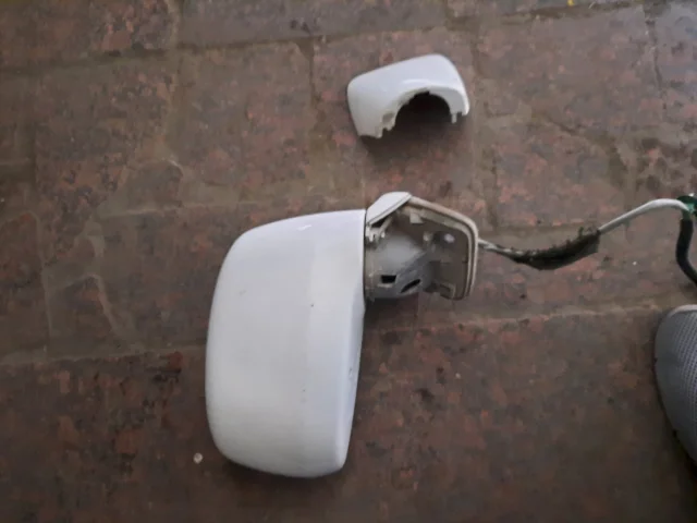 Стекла и зеркала для Nissan Tiida C11 Хэтчбек 2007-2014 на фотографиях