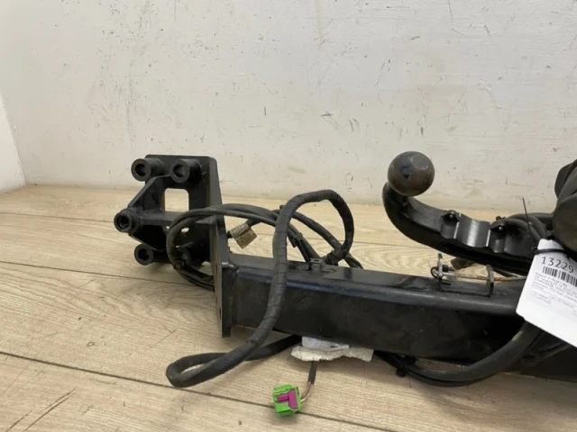 Фаркоп для Volkswagen Touareg II (7P5) 2010-2014 на фотографиях