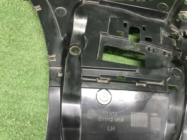 Кронштейн заднего бампера левый для BMW 7er G11/G12 2015-2021 на фотографиях