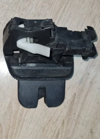 Замок багажника для Audi Q7 4L 2005-2015 на фотографиях