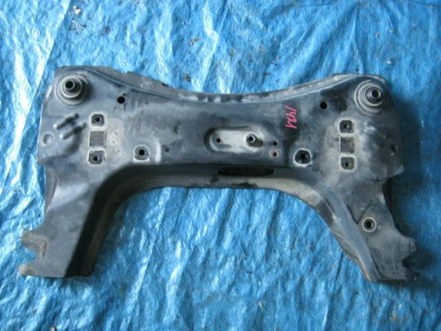 Подрамник двигателя для Nissan Note E11 2005-2012 на фотографиях