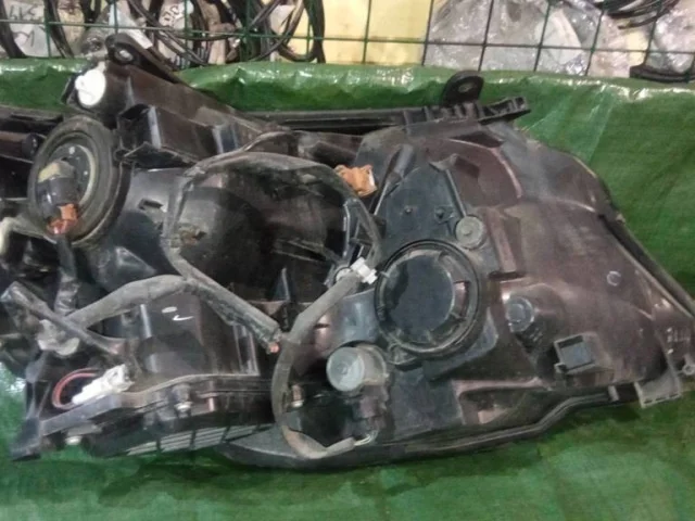 Фара левая для Toyota Alphard H10 2002-2008 на фотографиях