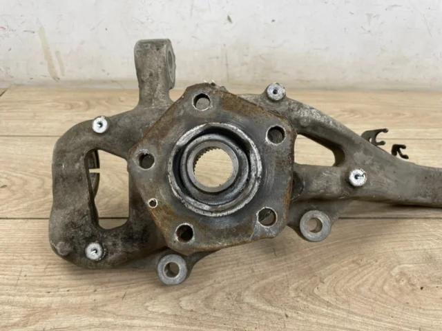 Кулак поворотный левый для Audi Q7 4M 2015+ на фотографиях