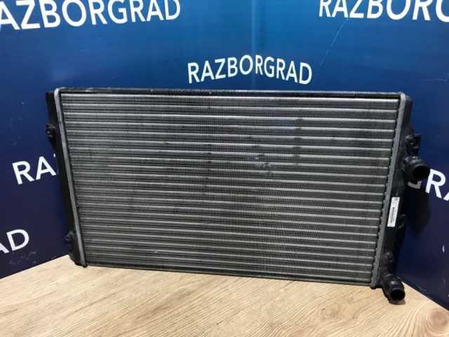 Радиатор охлаждения ДВС для Volkswagen Golf VI (5K) 2008-2012 на фотографиях