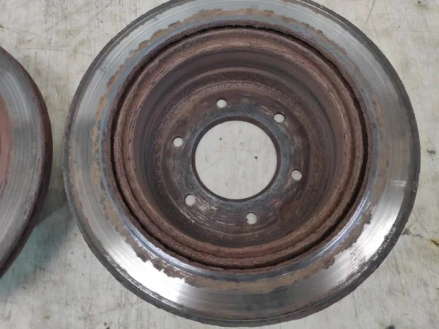 Диски тормозные задние (комплект) для Mitsubishi Pajero Sport KH0 2008-2013 на фотографиях