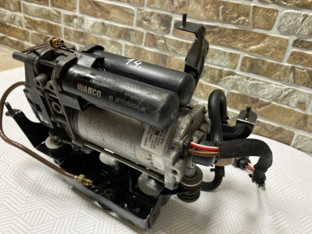 Компрессор пневмоподвески задний для Audi Q7 4L 2005-2015 на фотографиях