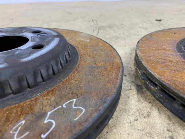 Тормозные колодки задние для Mercedes-Benz E class W213 2016-2023 на фотографиях