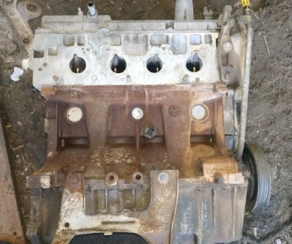 Двигатель без навесного для Renault Logan 2007-2012 (Универсал KS) на фотографиях