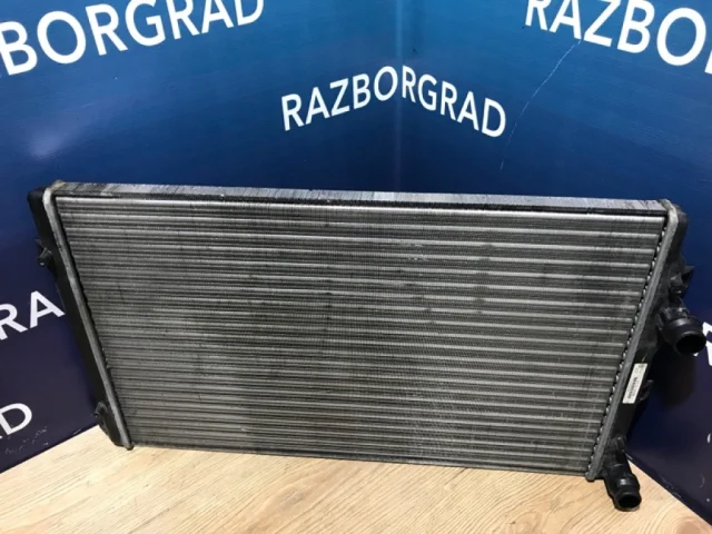 Радиатор охлаждения ДВС для Volkswagen Golf VI (5K) 2008-2012 на фотографиях