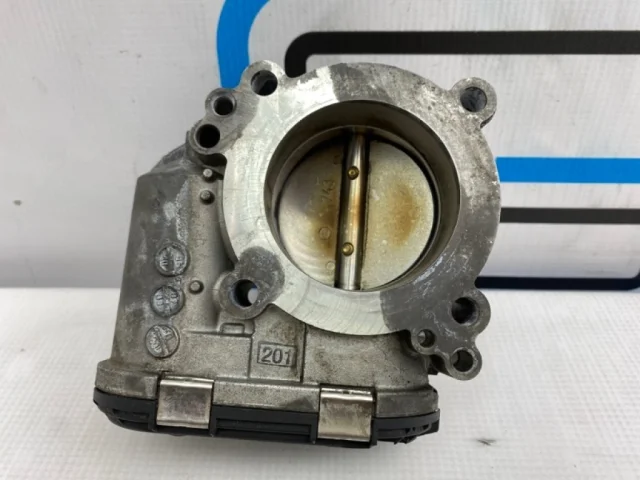 Дроссельная заслонка для Mercedes-Benz C class W203 2000-2007 на фотографиях