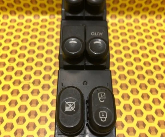 Блок управления стеклоподъемниками для Hyundai Solaris 1 рестайлинг 2014-2017 на фотографиях