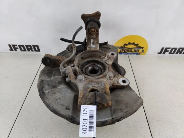 Кулак поворотный левый для Mitsubishi Pajero V90 5dr 2006-2011 на фотографиях