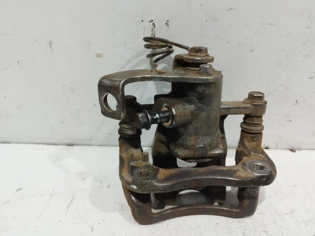 Суппорт задний правый для Hyundai Solaris 1 рестайлинг 2014-2017 на фотографиях