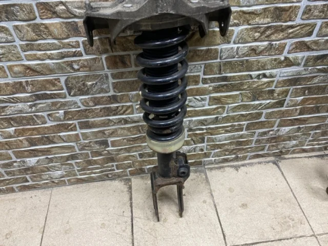 Амортизатор передний правый для Audi Q7 4L 2005-2015 на фотографиях