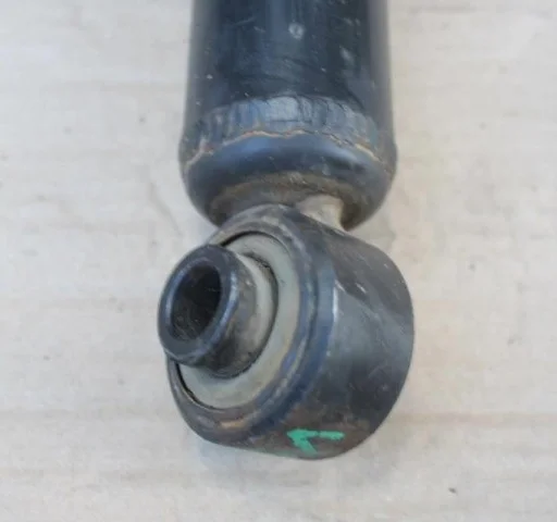 Амортизатор задний правый для Mitsubishi Pajero V90 5dr rest II 2014-2020 на фотографиях