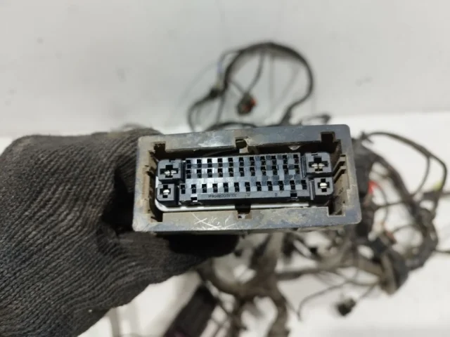 Проводка моторного отсека для Hyundai Solaris 1 рестайлинг 2014-2017 на фотографиях