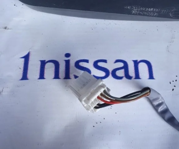 Стекла и зеркала для Nissan Note E11 2005-2012 на фотографиях