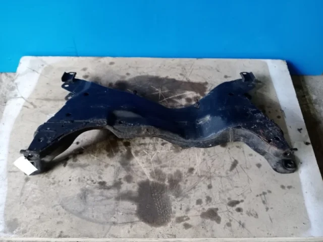 Подрамник двигателя для Mitsubishi Outlander 1 CU0W 2002-2009 на фотографиях