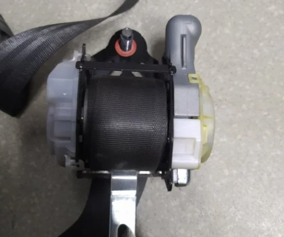 Ремень безопасности передний левый для Kia Rio 3 на фотографиях