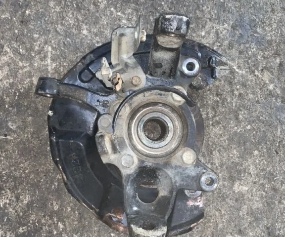 Кулак поворотный правый для Mitsubishi Pajero V90 5dr 2006-2011 на фотографиях