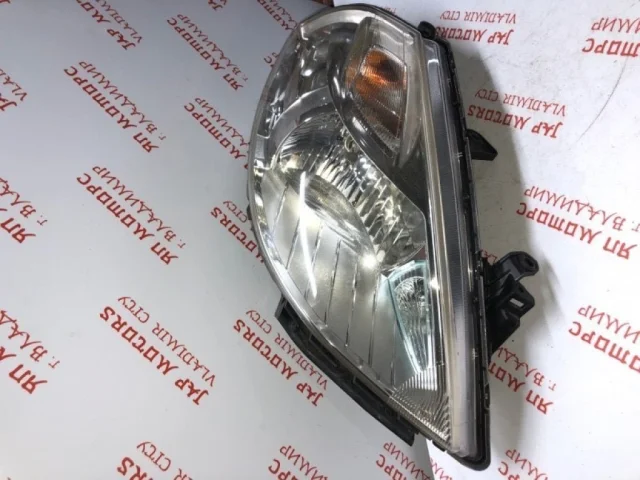 Фары для Nissan Tiida C11 Хэтчбек 2007-2014 на фотографиях