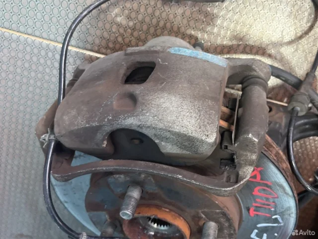 Кулак поворотный левый для Nissan Tiida SC11 Седан 2007-2014 на фотографиях