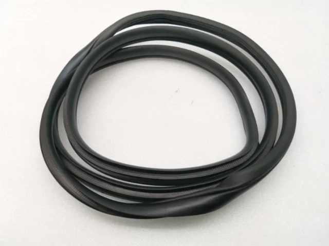 Уплотнитель передней правой двери для Hyundai Solaris 2 (2017-2022) на фотографиях